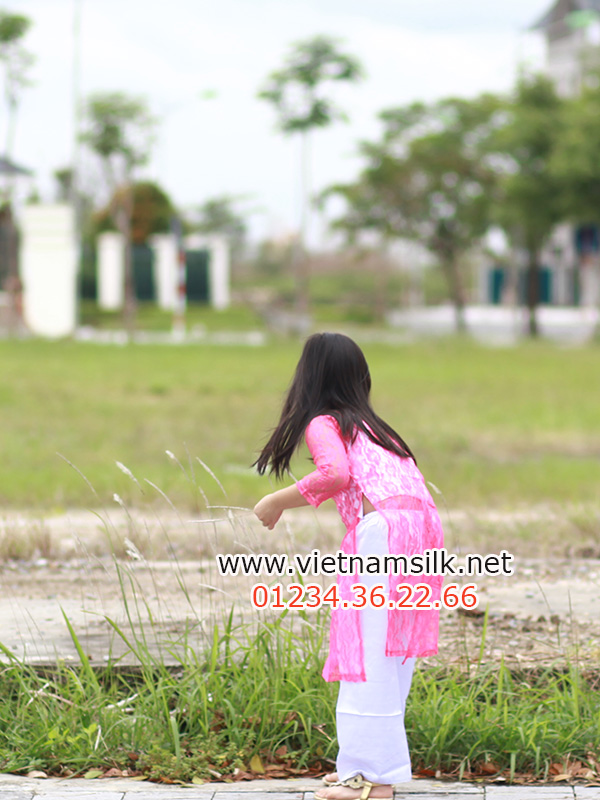 ao dai co thuyen chat lieu ren cho be gai