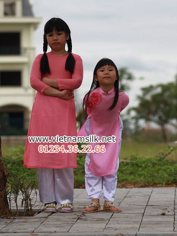 áo dài lụa trơn đính hoa trước ngực cho bé gái