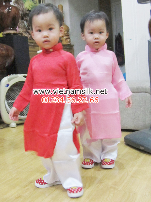 khách hàng mua áo dài lụa trơn