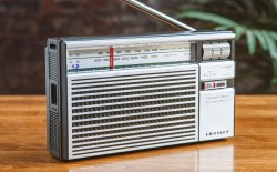 ĐÀI RADIO AM/FM CROSLEY CR-3040A thương hiệu mỹ , thiết kế hoài cổ , có Bluetooth và cắm điện 