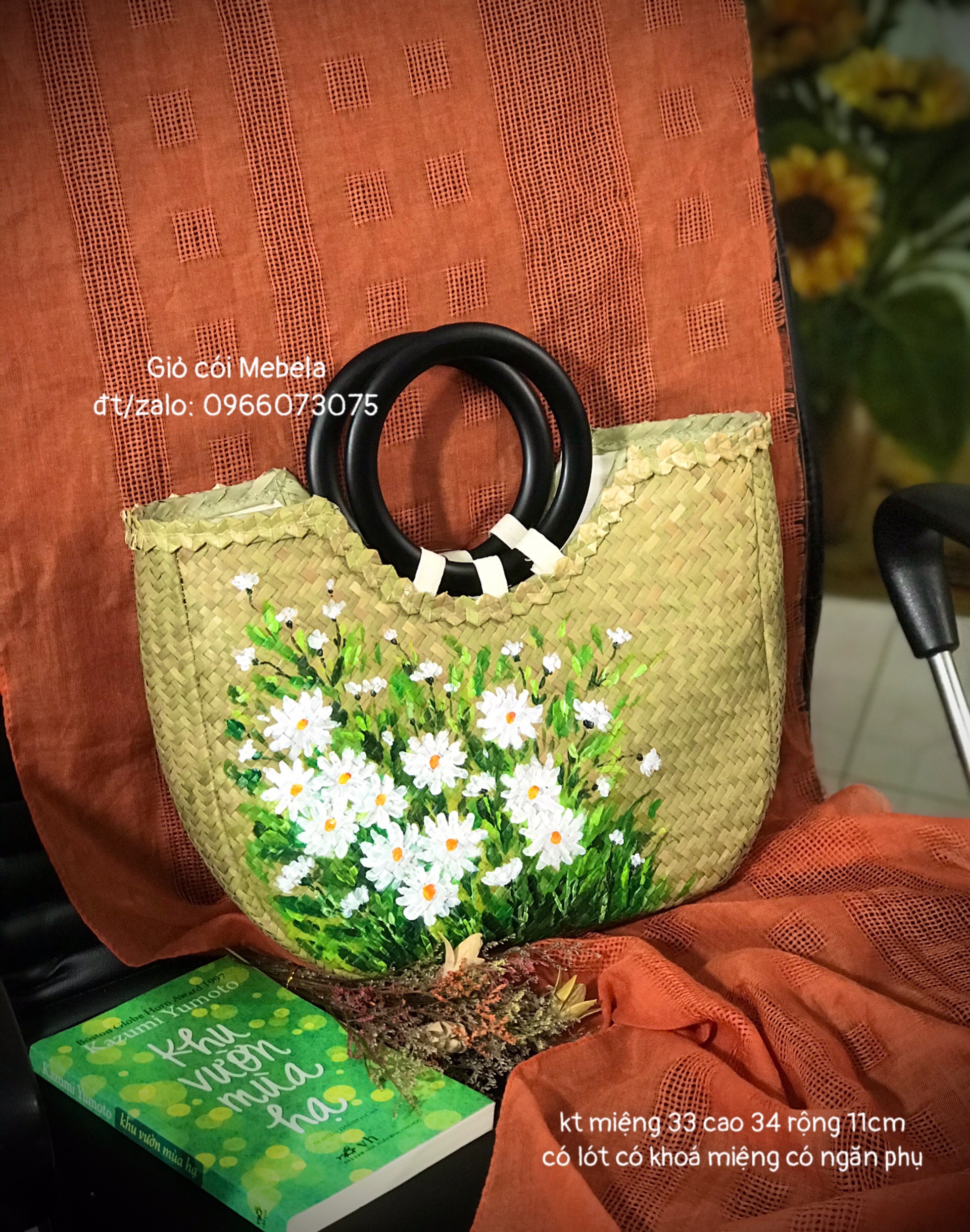 Túi cói quai gỗ đen tròn vẽ hoa cúc