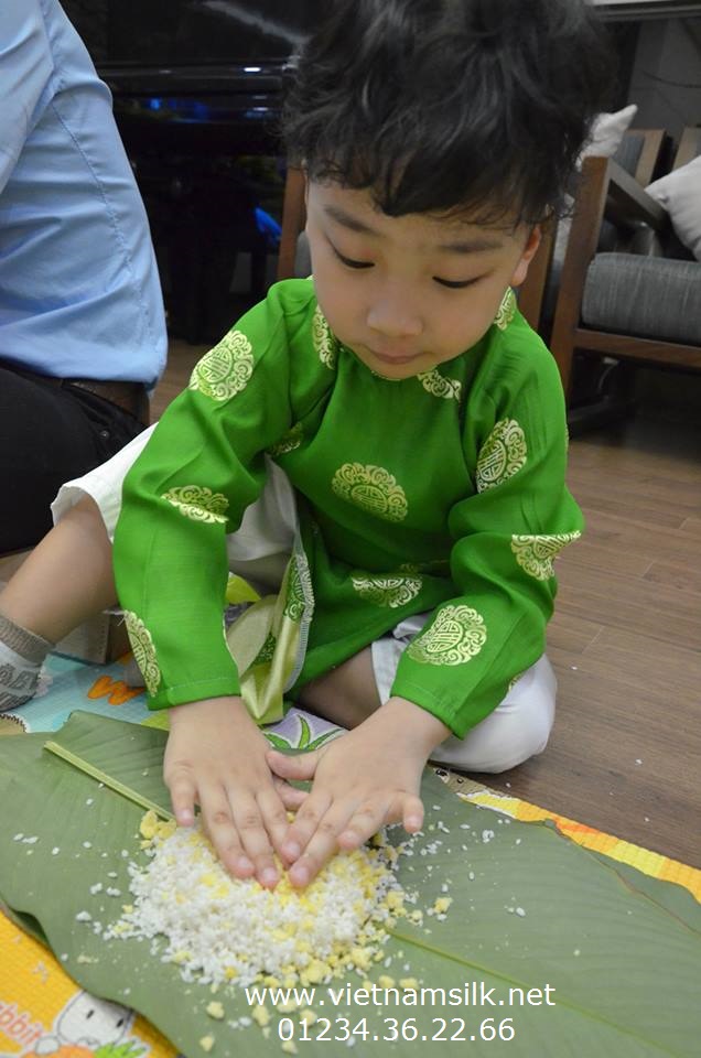 Áo dài gấm Thái Tuấn cho bé trai màu xanh lá AT65 họa tiết chữ Phúc Thọ