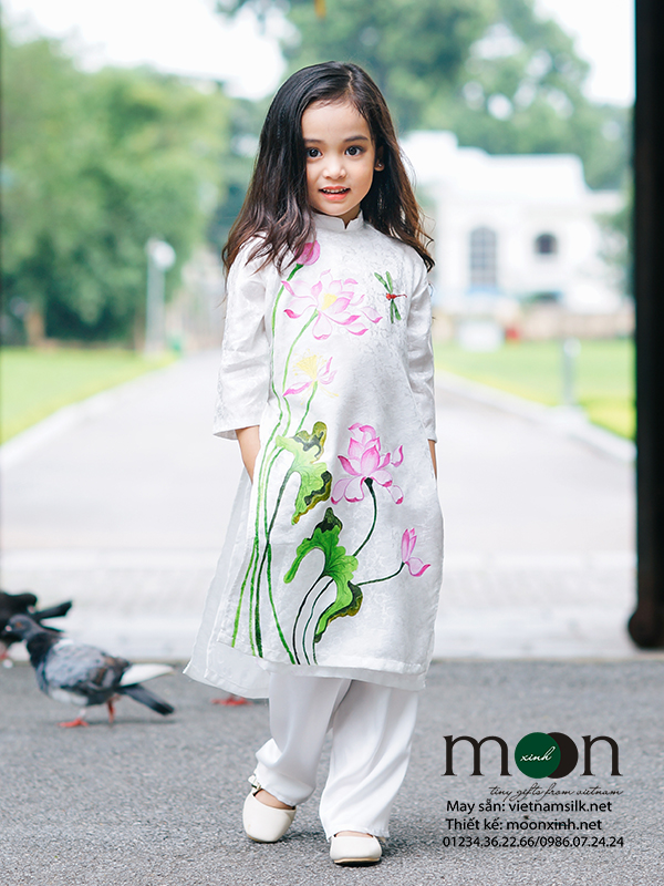 Áo dài vẽ cho bé gái VNS 210 ( màu trắng họa tiết hoa sen và chuồn chuồn)