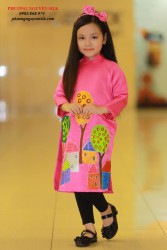 Áo dài cách tân cho bé vẽ ngôi nhà hồng