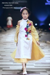 Áo dài trẻ em gái tafta trắng  thêu hoa nổi  tay vàng XTRC.016