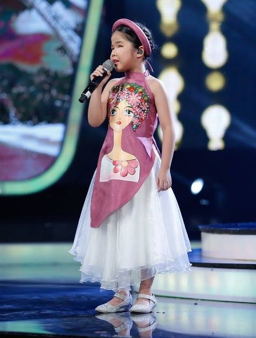 Minh Hiền - VietNam Idol Kids trong tà áo dài cách tân trẻ em PNS